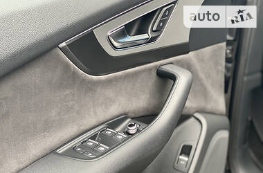Внедорожник / Кроссовер Audi Q7 2016 в 