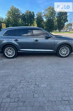 Внедорожник / Кроссовер Audi Q7 2018 в 