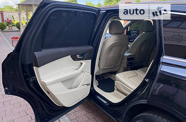 Внедорожник / Кроссовер Audi Q7 2017 в 