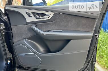 Позашляховик / Кросовер Audi Q7 2017 в 