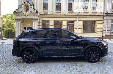 Позашляховик / Кросовер Audi Q7 2021 в 