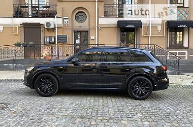 Позашляховик / Кросовер Audi Q7 2021 в 