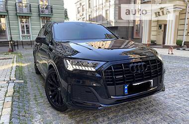Позашляховик / Кросовер Audi Q7 2021 в 
