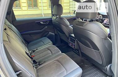 Позашляховик / Кросовер Audi Q7 2021 в 