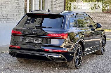 Позашляховик / Кросовер Audi Q7 2021 в 