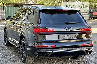 Позашляховик / Кросовер Audi Q7 2021 в 