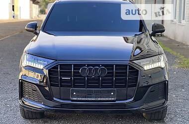 Позашляховик / Кросовер Audi Q7 2021 в 