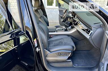 Позашляховик / Кросовер Audi Q7 2021 в 