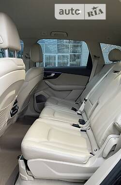 Внедорожник / Кроссовер Audi Q7 2016 в 