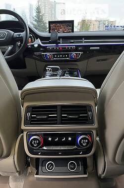 Внедорожник / Кроссовер Audi Q7 2016 в 