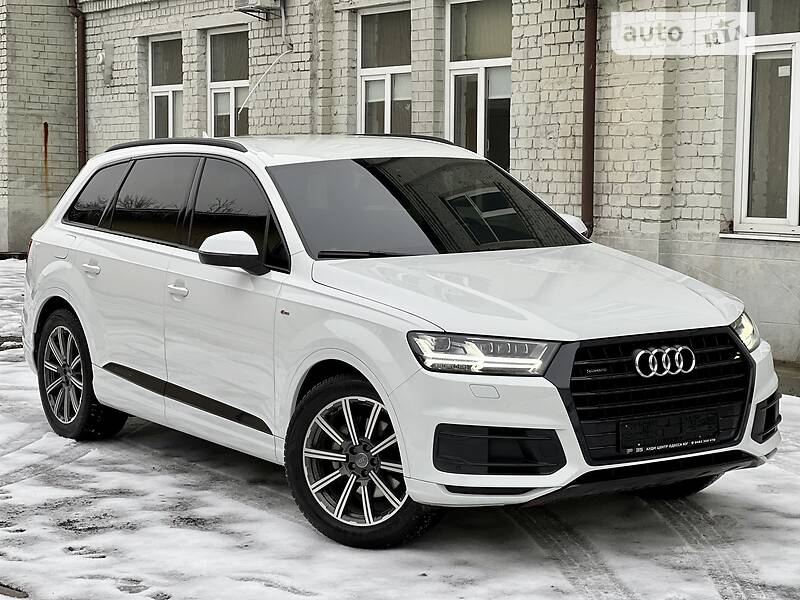 Внедорожник / Кроссовер Audi Q7 2016 в 