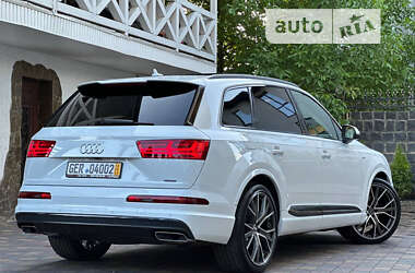 Позашляховик / Кросовер Audi Q7 2017 в 