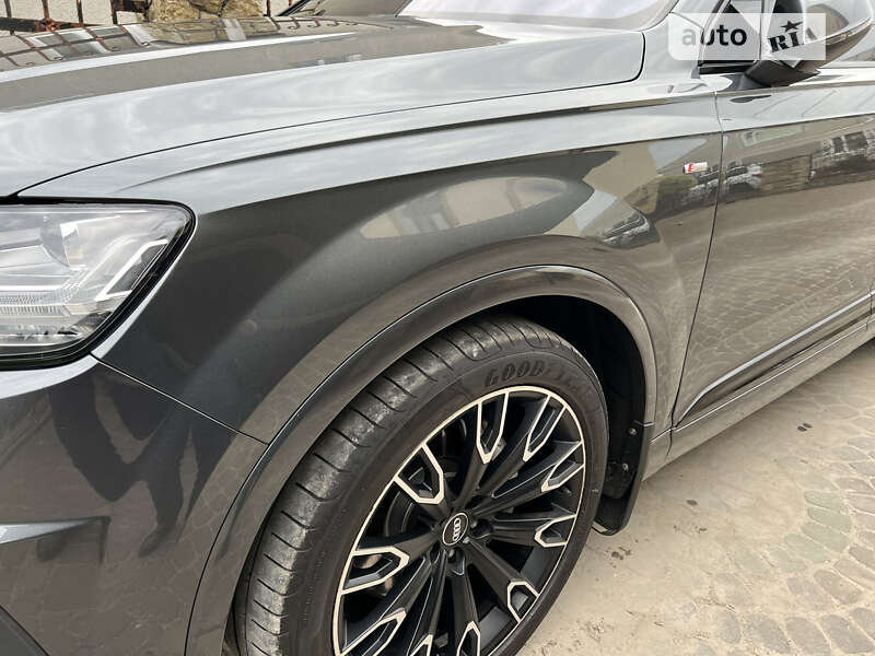 Позашляховик / Кросовер Audi Q7 2015 в Золочеві