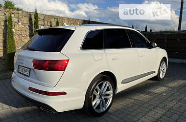 Внедорожник / Кроссовер Audi Q7 2017 в 