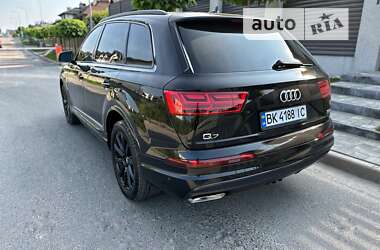 Внедорожник / Кроссовер Audi Q7 2017 в 
