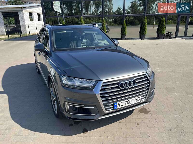 Внедорожник / Кроссовер Audi Q7 2016 в 