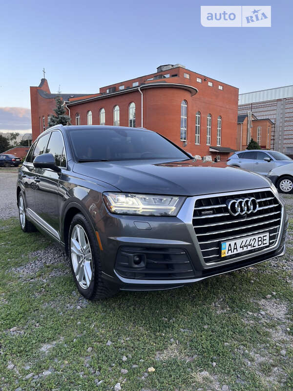 Внедорожник / Кроссовер Audi Q7 2016 в 