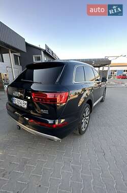 Внедорожник / Кроссовер Audi Q7 2016 в 
