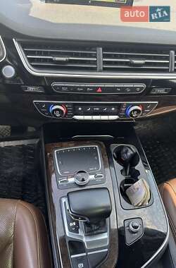 Внедорожник / Кроссовер Audi Q7 2016 в 