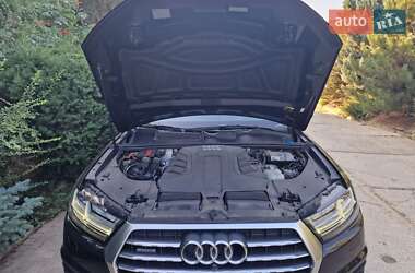 Позашляховик / Кросовер Audi Q7 2018 в 