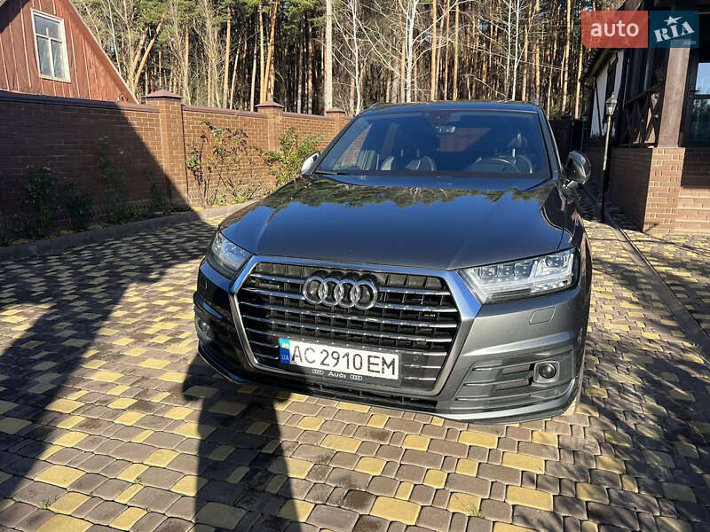 Внедорожник / Кроссовер Audi Q7 2016 в 