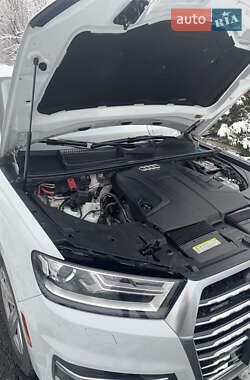 Позашляховик / Кросовер Audi Q7 2018 в 