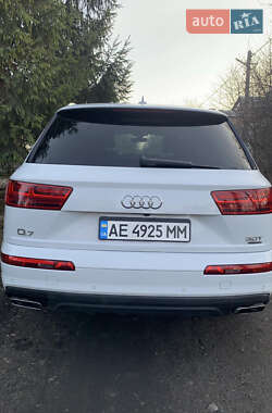 Позашляховик / Кросовер Audi Q7 2018 в 