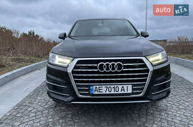 Позашляховик / Кросовер Audi Q7 2015 в 