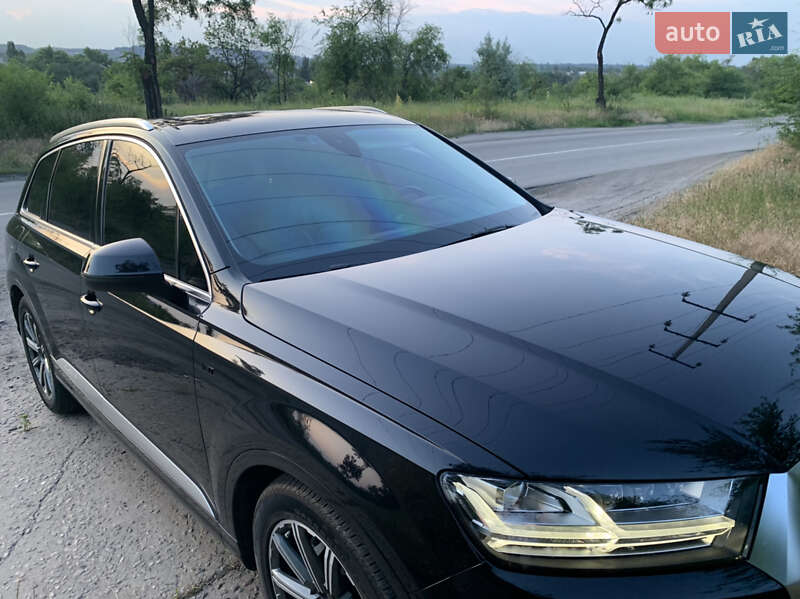 Позашляховик / Кросовер Audi Q7 2019 в 