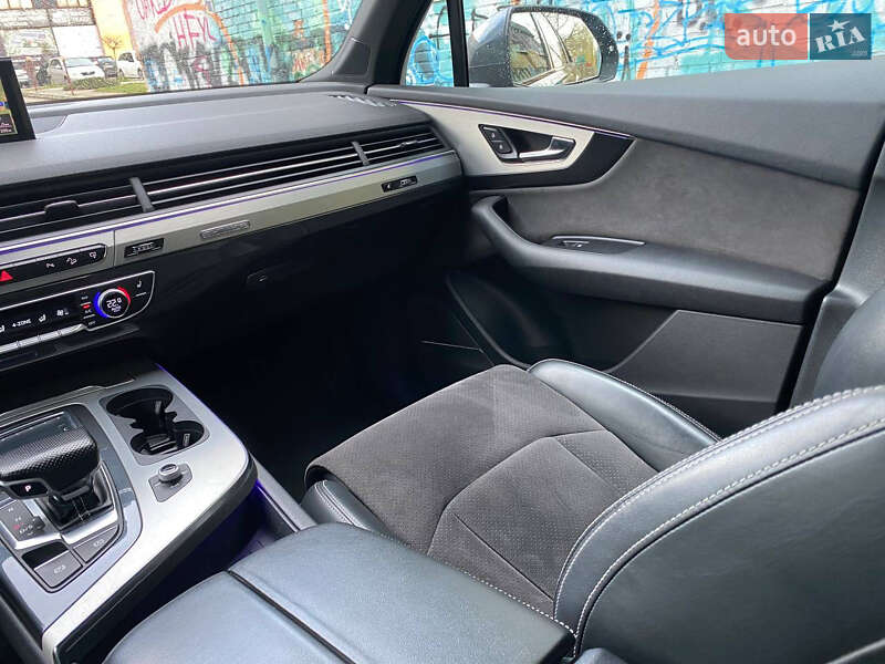 Позашляховик / Кросовер Audi Q7 2016 в Луцьку