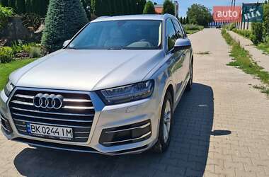 Внедорожник / Кроссовер Audi Q7 2017 в 