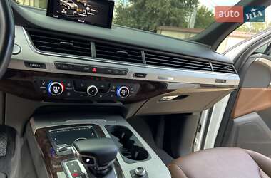 Позашляховик / Кросовер Audi Q7 2016 в 
