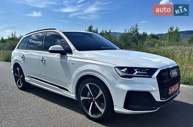 Позашляховик / Кросовер Audi Q7 2020 в 