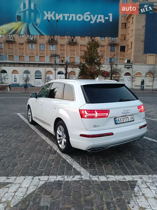 Внедорожник / Кроссовер Audi Q7 2017 в 