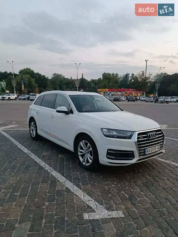 Внедорожник / Кроссовер Audi Q7 2017 в 