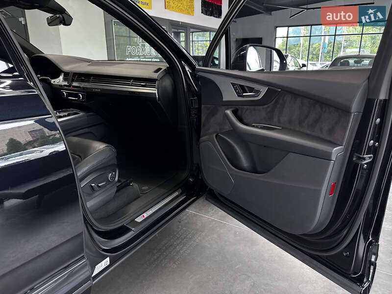 Внедорожник / Кроссовер Audi Q7 2017 в Нововолынске