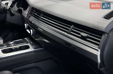 Позашляховик / Кросовер Audi Q7 2017 в 