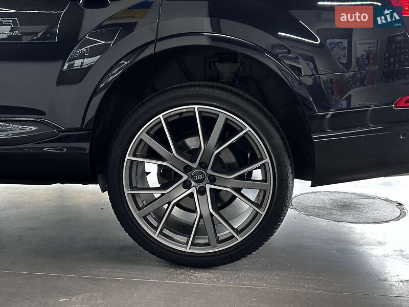 Внедорожник / Кроссовер Audi Q7 2017 в Нововолынске