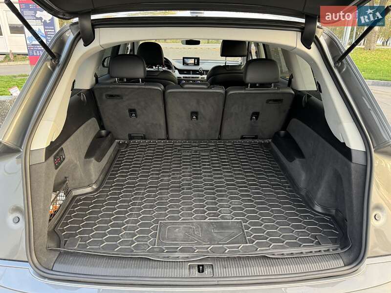 Позашляховик / Кросовер Audi Q7 2016 в Шполі