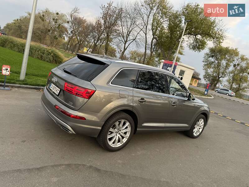 Позашляховик / Кросовер Audi Q7 2016 в Шполі