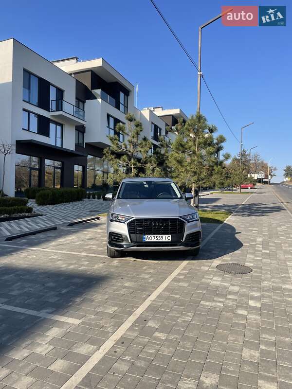Позашляховик / Кросовер Audi Q7 2019 в Ужгороді