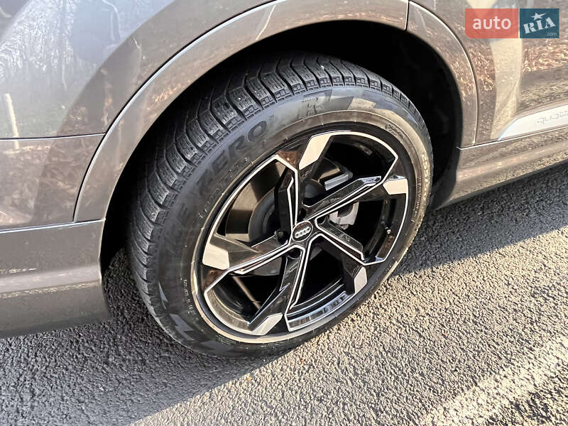 Позашляховик / Кросовер Audi Q7 2017 в Луцьку
