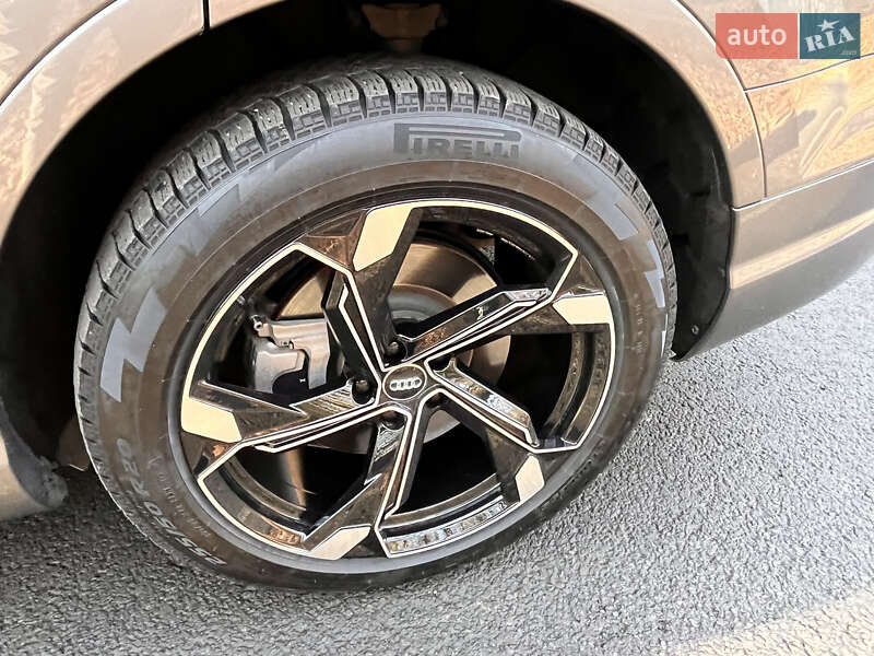 Позашляховик / Кросовер Audi Q7 2017 в Луцьку