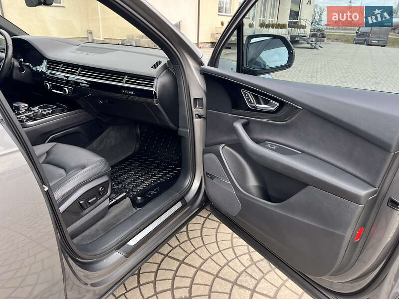 Позашляховик / Кросовер Audi Q7 2017 в Луцьку