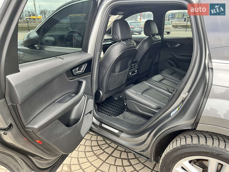 Позашляховик / Кросовер Audi Q7 2017 в Луцьку