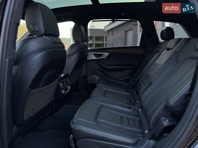 Внедорожник / Кроссовер Audi Q7 2016 в 