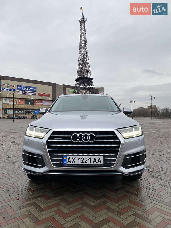 Внедорожник / Кроссовер Audi Q7 2018 в 