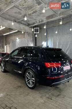 Внедорожник / Кроссовер Audi Q7 2018 в 