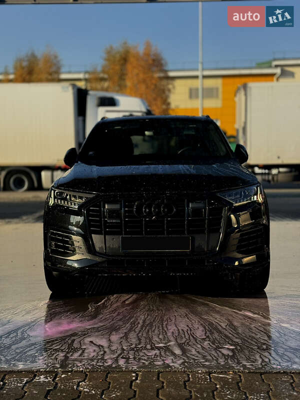 Внедорожник / Кроссовер Audi Q7 2021 в 