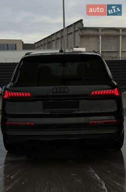 Внедорожник / Кроссовер Audi Q7 2021 в 